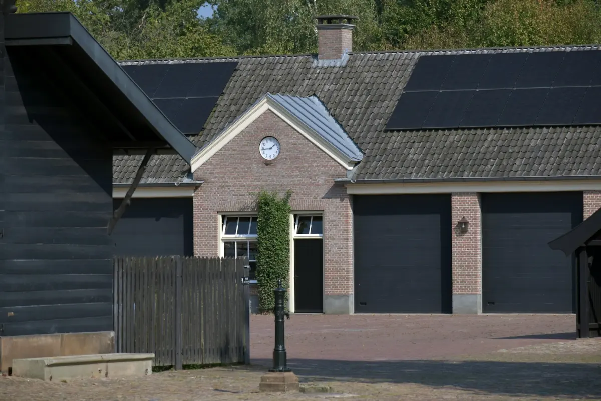 Saldering zonnepanelen laadpaal thuis: slim combineren